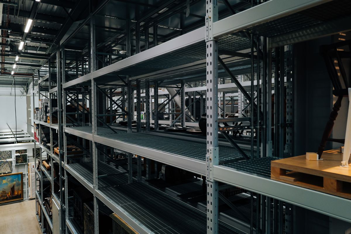 Almacén industrial con estanterías